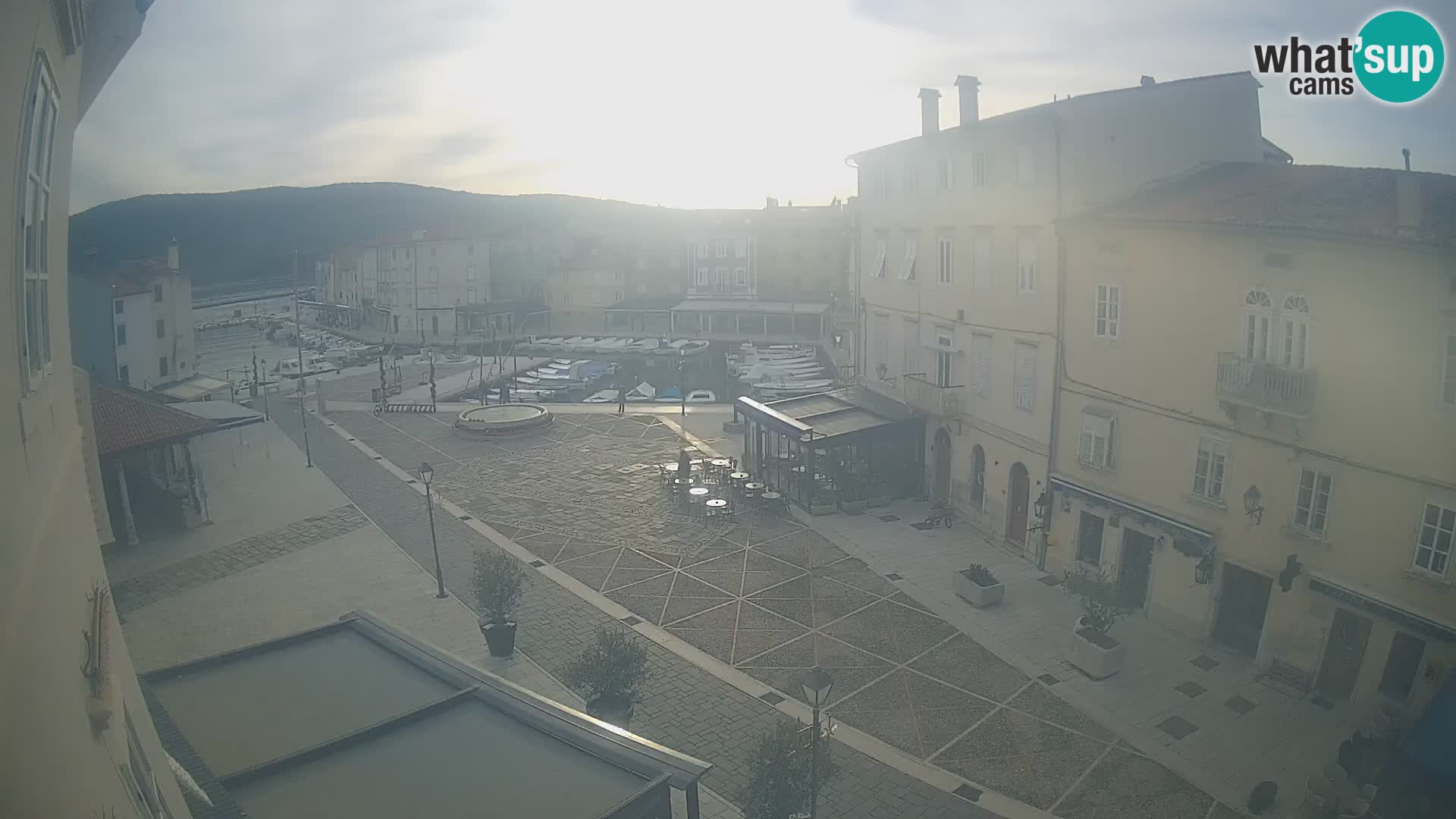 LIVE cam Cres città – piazza principale e “mandrač” – isola di Cherso – Croazia