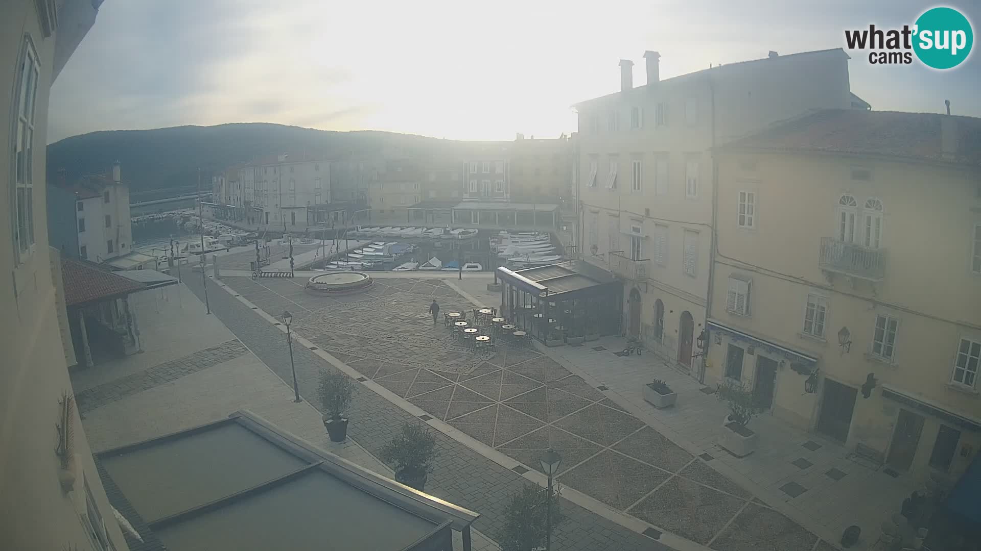 LIVE cam Cres Stadt – Hauptplatz und “mandrač” – Cres Insel – Kroatien