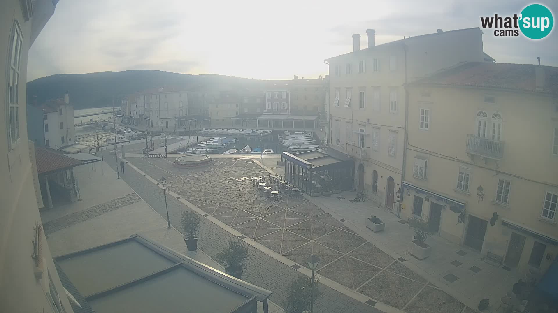 LIVE cam Cres città – piazza principale e “mandrač” – isola di Cherso – Croazia