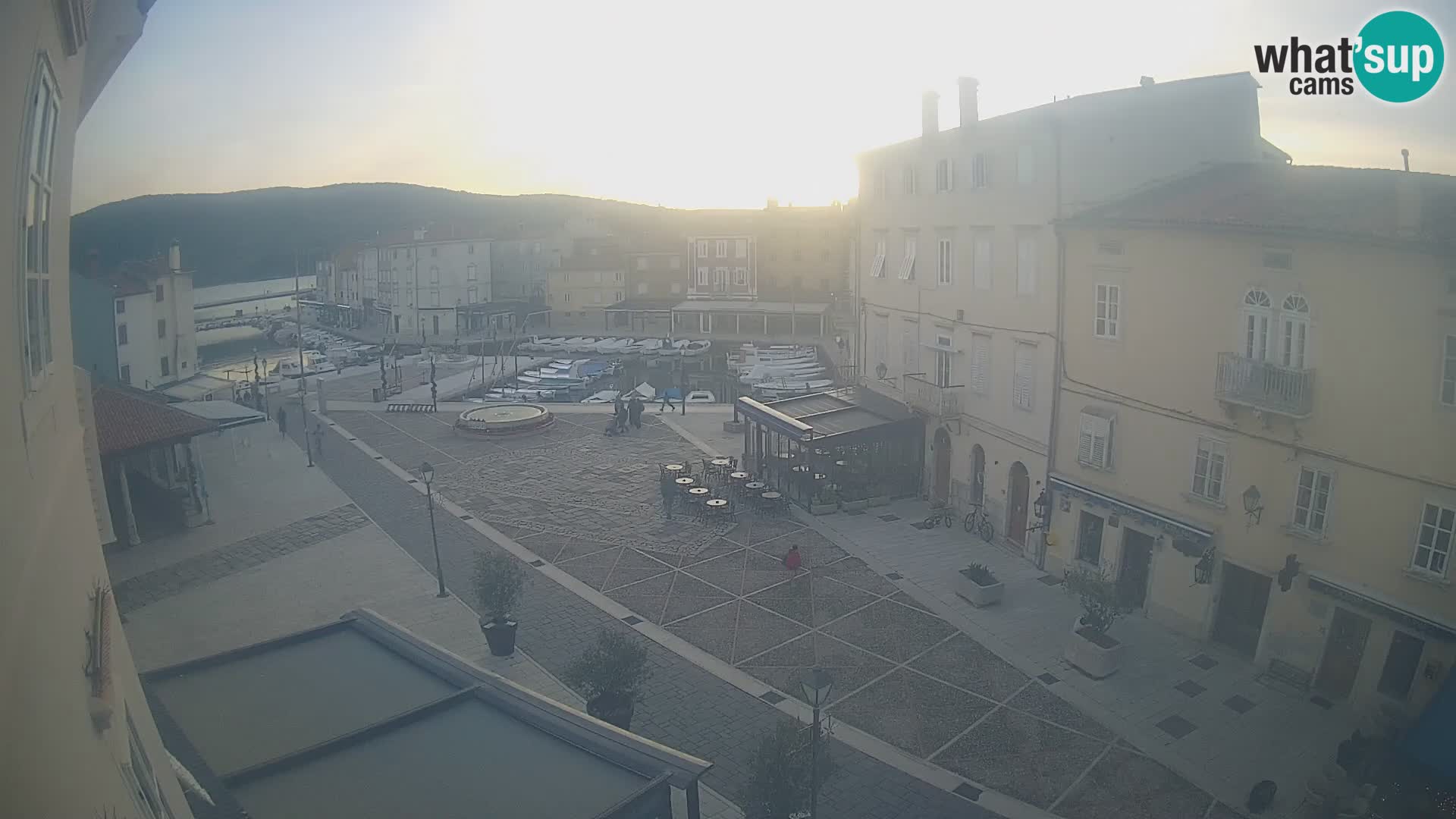 Cámara en vivo ciudad de Cres – plaza principal y “mandrač” – isla de Cres – Croacia