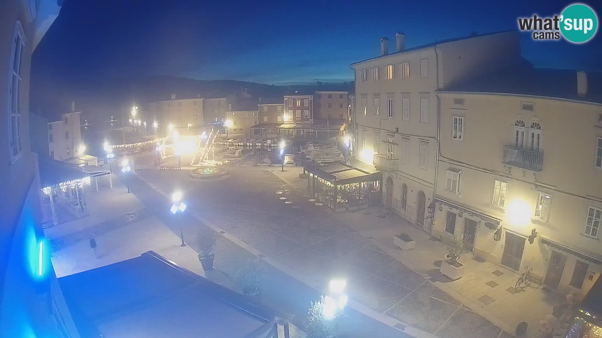 V ŽIVO spletna kamera Cres mesto – glavni trg in “mandrač” – otok Cres – Hrvaška