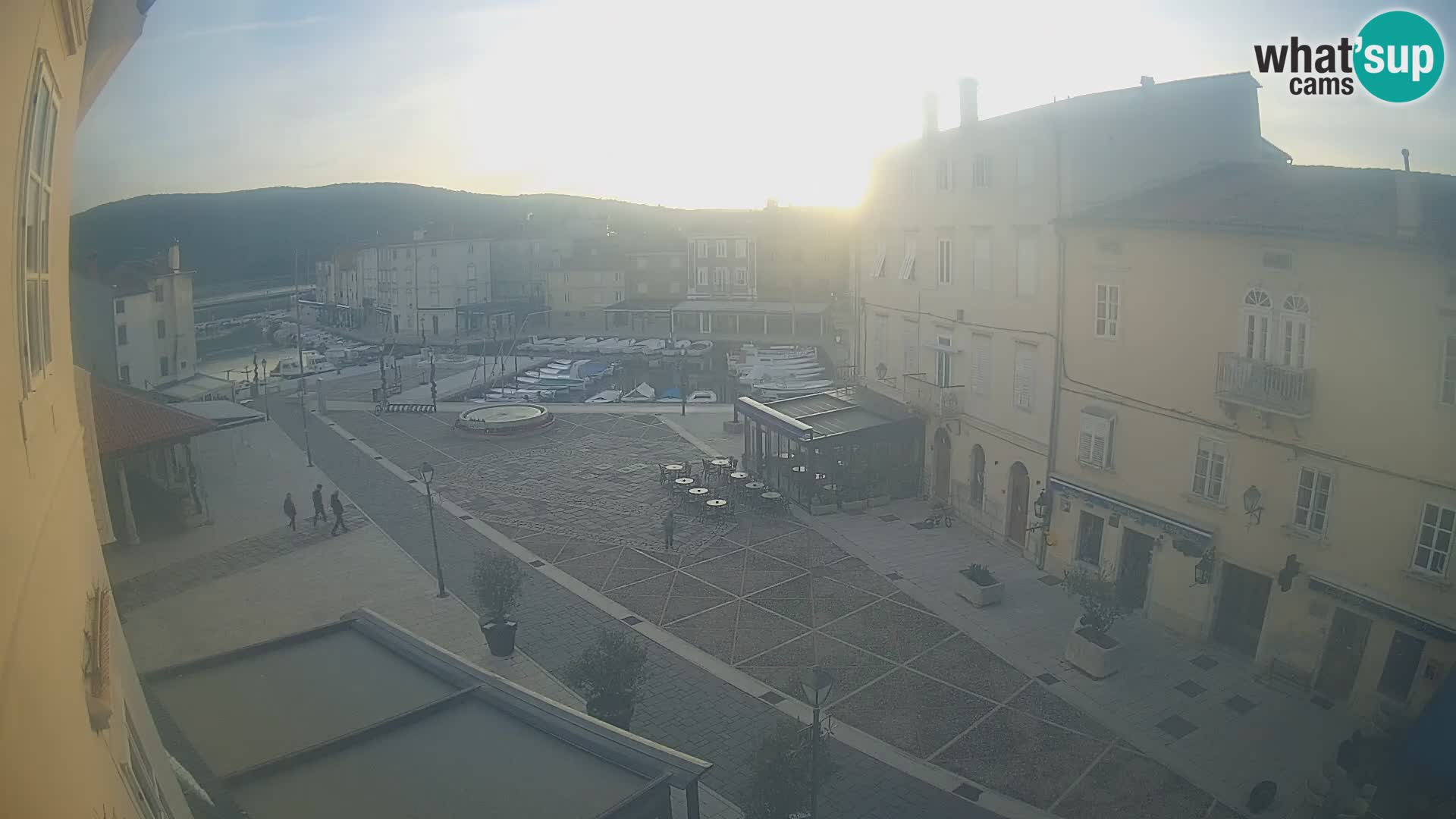 Cámara en vivo ciudad de Cres – plaza principal y “mandrač” – isla de Cres – Croacia