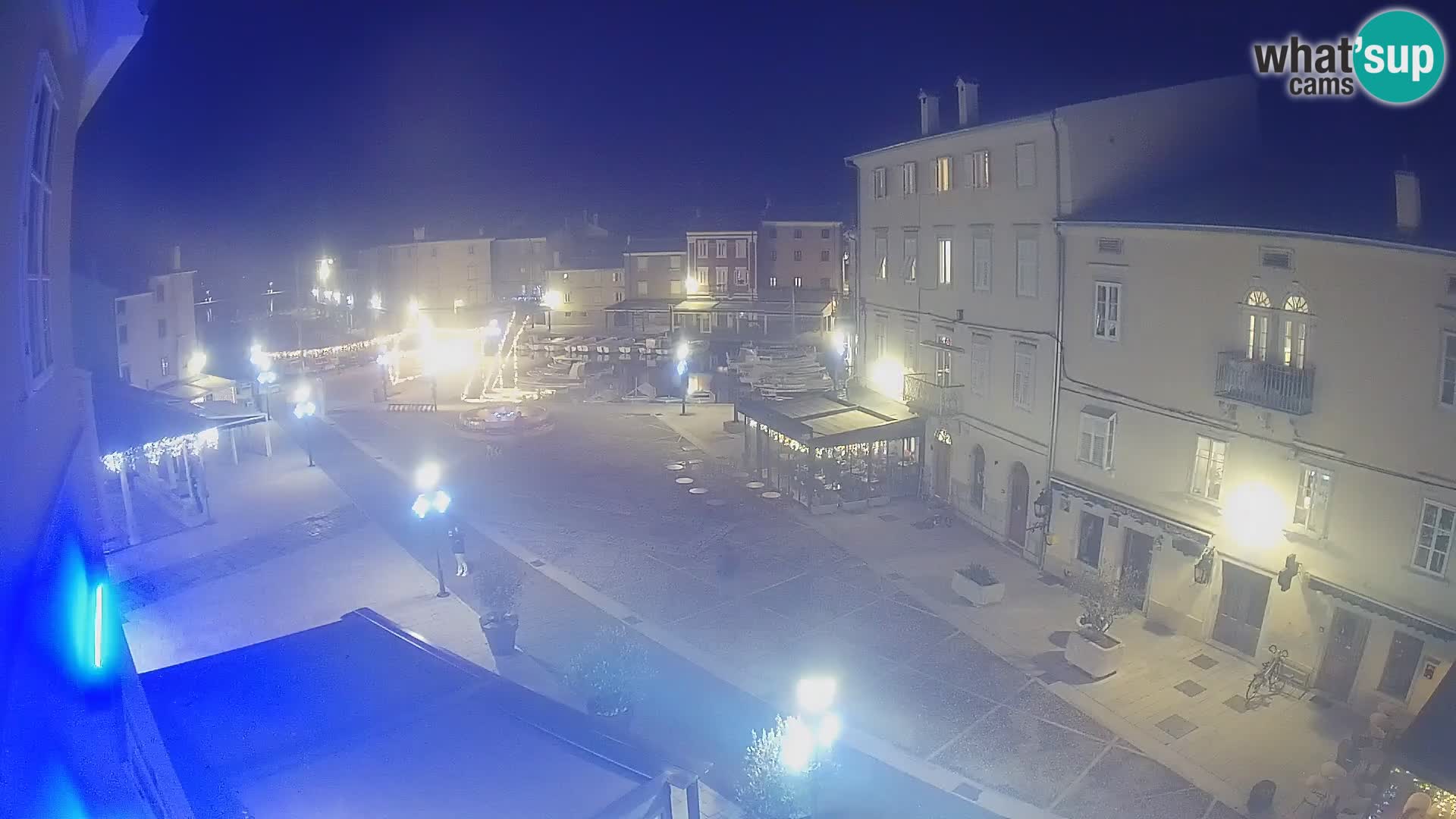 V ŽIVO spletna kamera Cres mesto – glavni trg in “mandrač” – otok Cres – Hrvaška