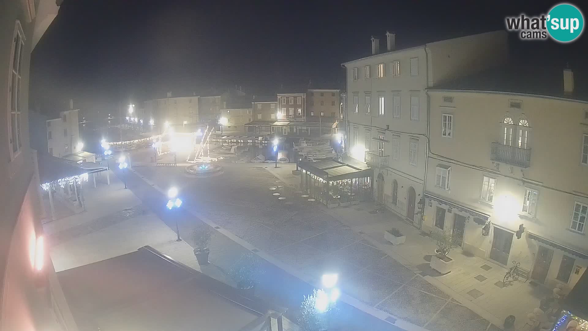 V ŽIVO spletna kamera Cres mesto – glavni trg in “mandrač” – otok Cres – Hrvaška