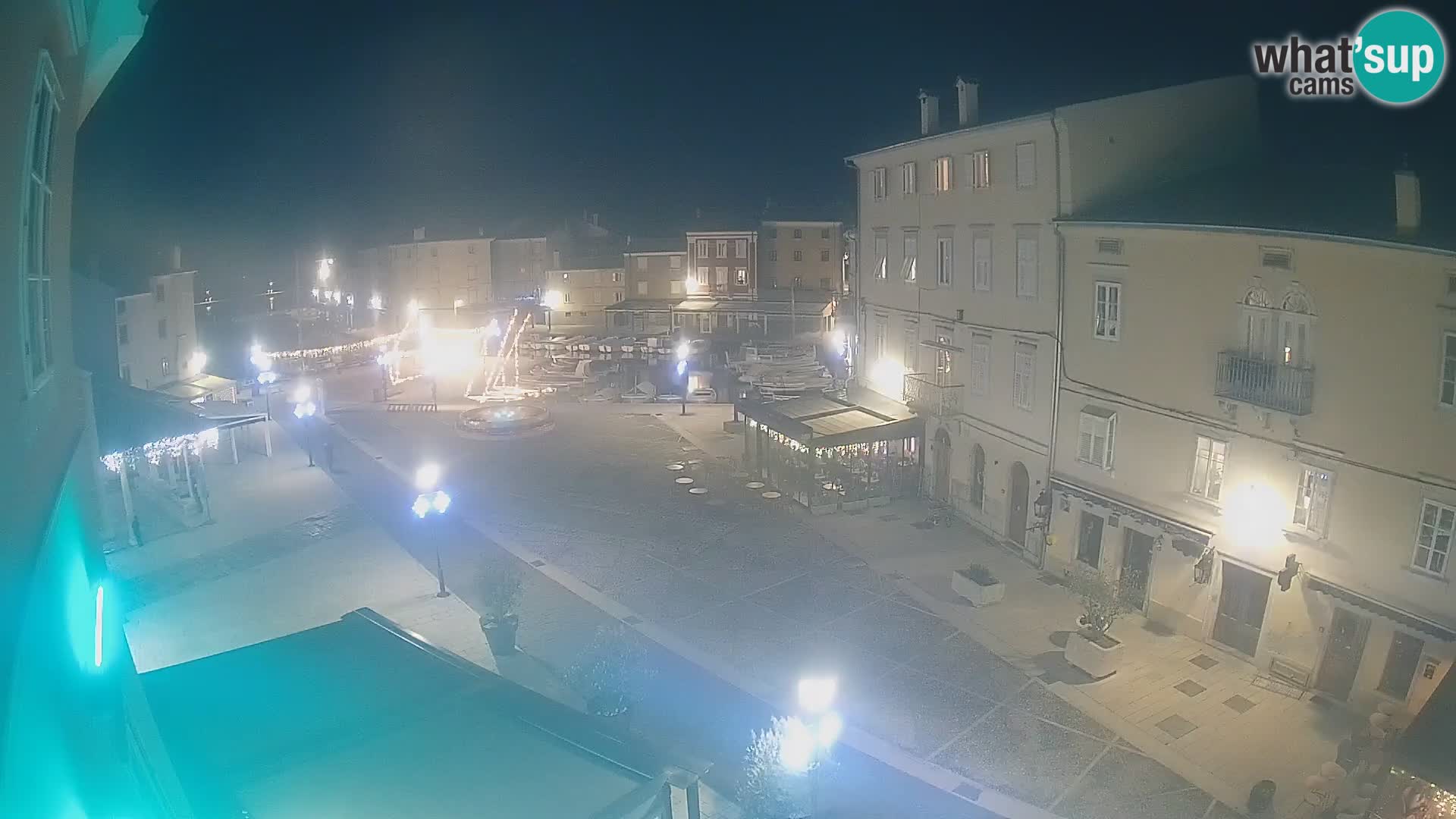 V ŽIVO spletna kamera Cres mesto – glavni trg in “mandrač” – otok Cres – Hrvaška