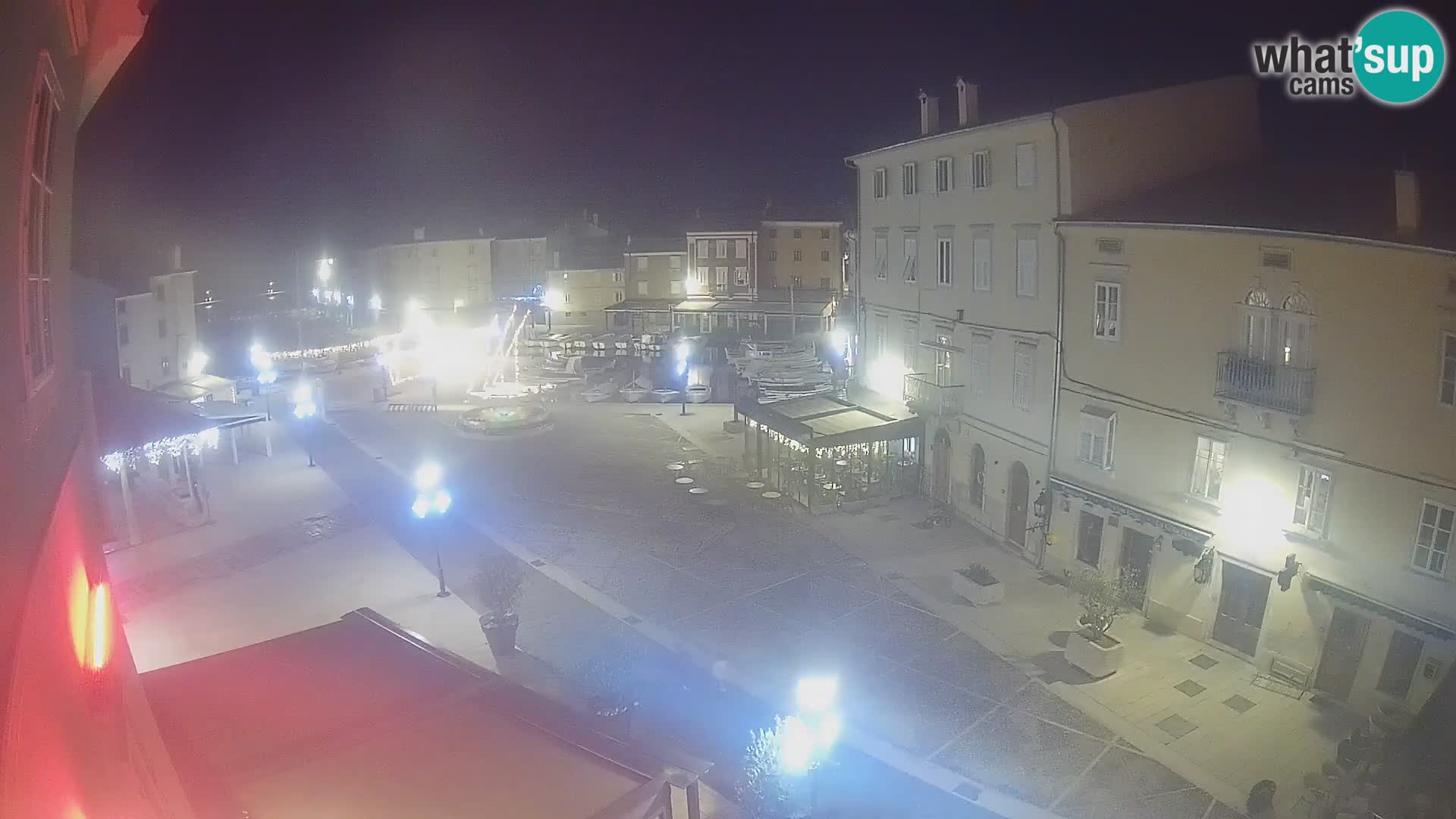 V ŽIVO spletna kamera Cres mesto – glavni trg in “mandrač” – otok Cres – Hrvaška