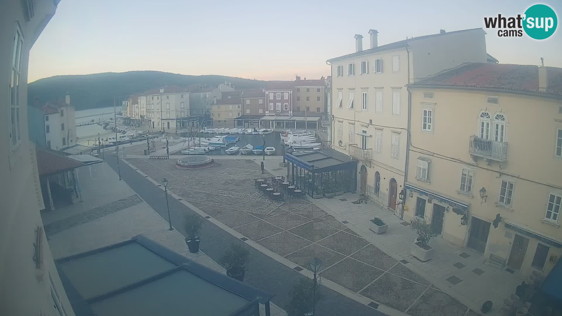 Cámara en vivo ciudad de Cres – plaza principal y “mandrač” – isla de Cres – Croacia