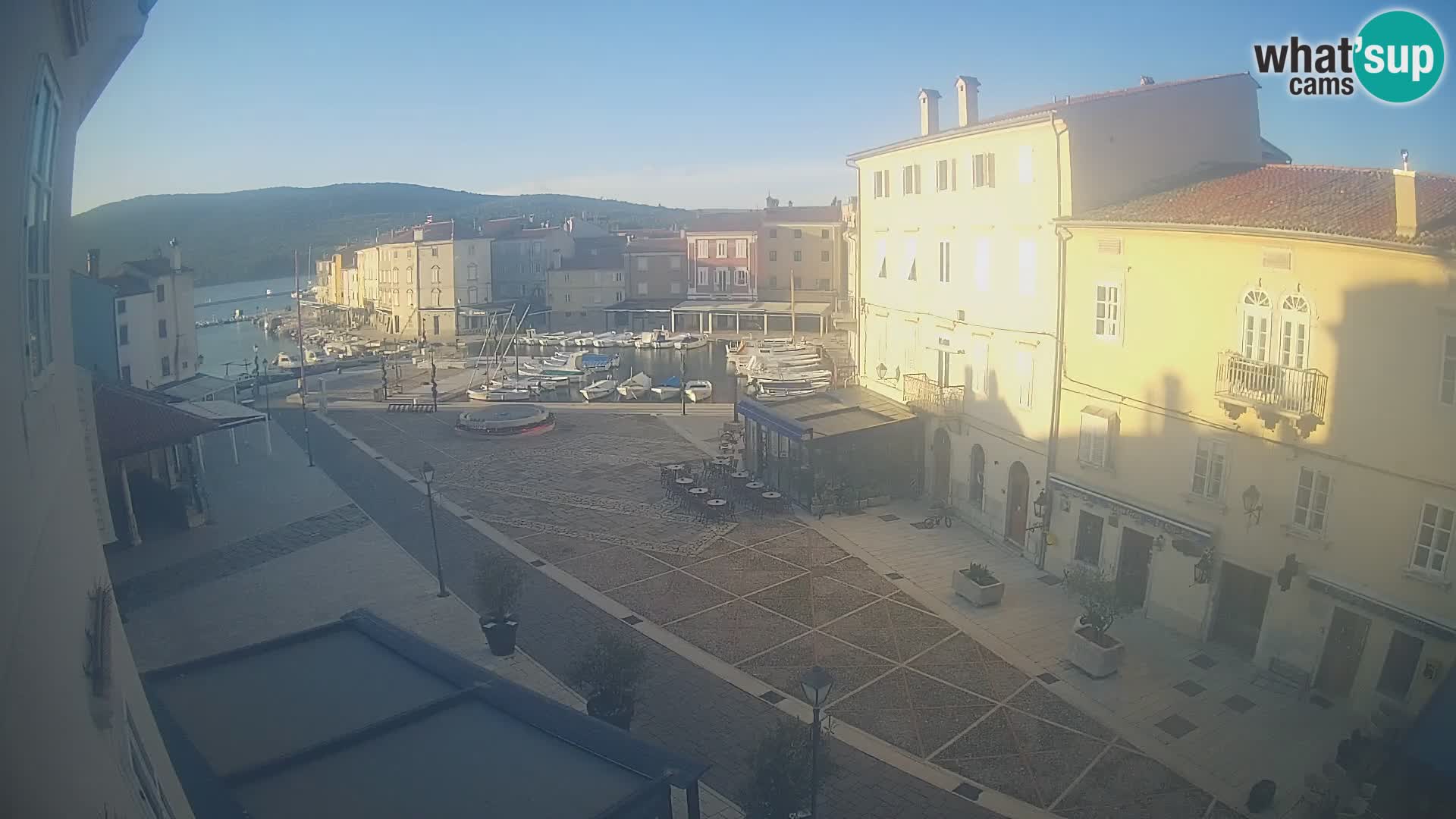 LIVE cam Cres city – place principale et “mandrač” – île de Cres – Croatie