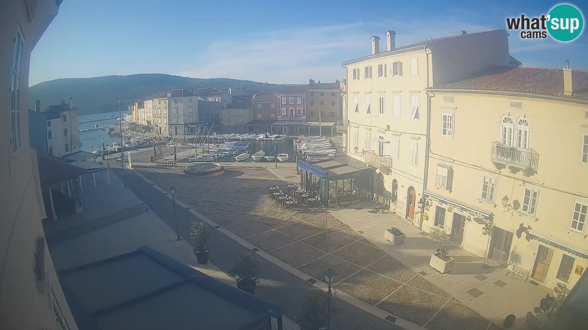 Cámara en vivo ciudad de Cres – plaza principal y “mandrač” – isla de Cres – Croacia