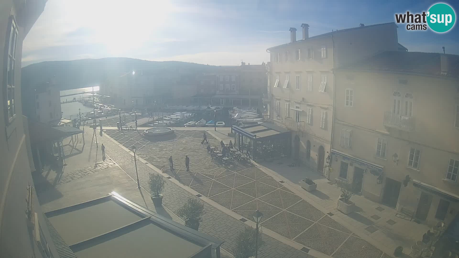 LIVE cam Cres city – place principale et “mandrač” – île de Cres – Croatie