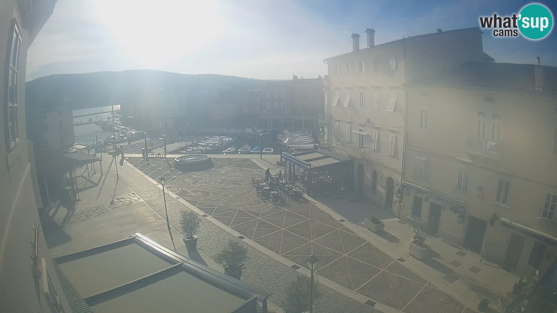 Web kamera Grad Cres – glavni trg i “mandrač” – otok Cres