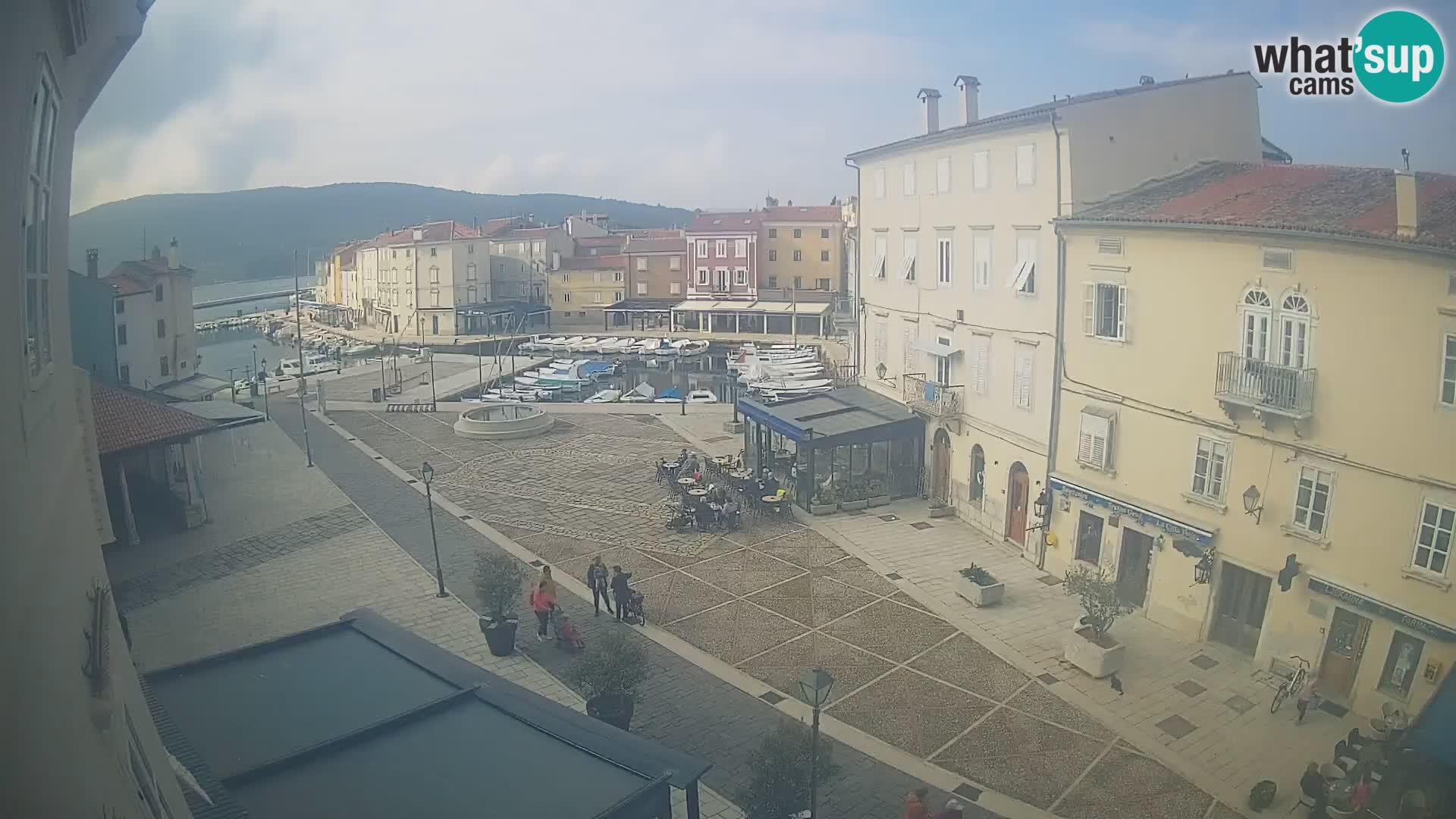 LIVE cam Cres city – place principale et “mandrač” – île de Cres – Croatie