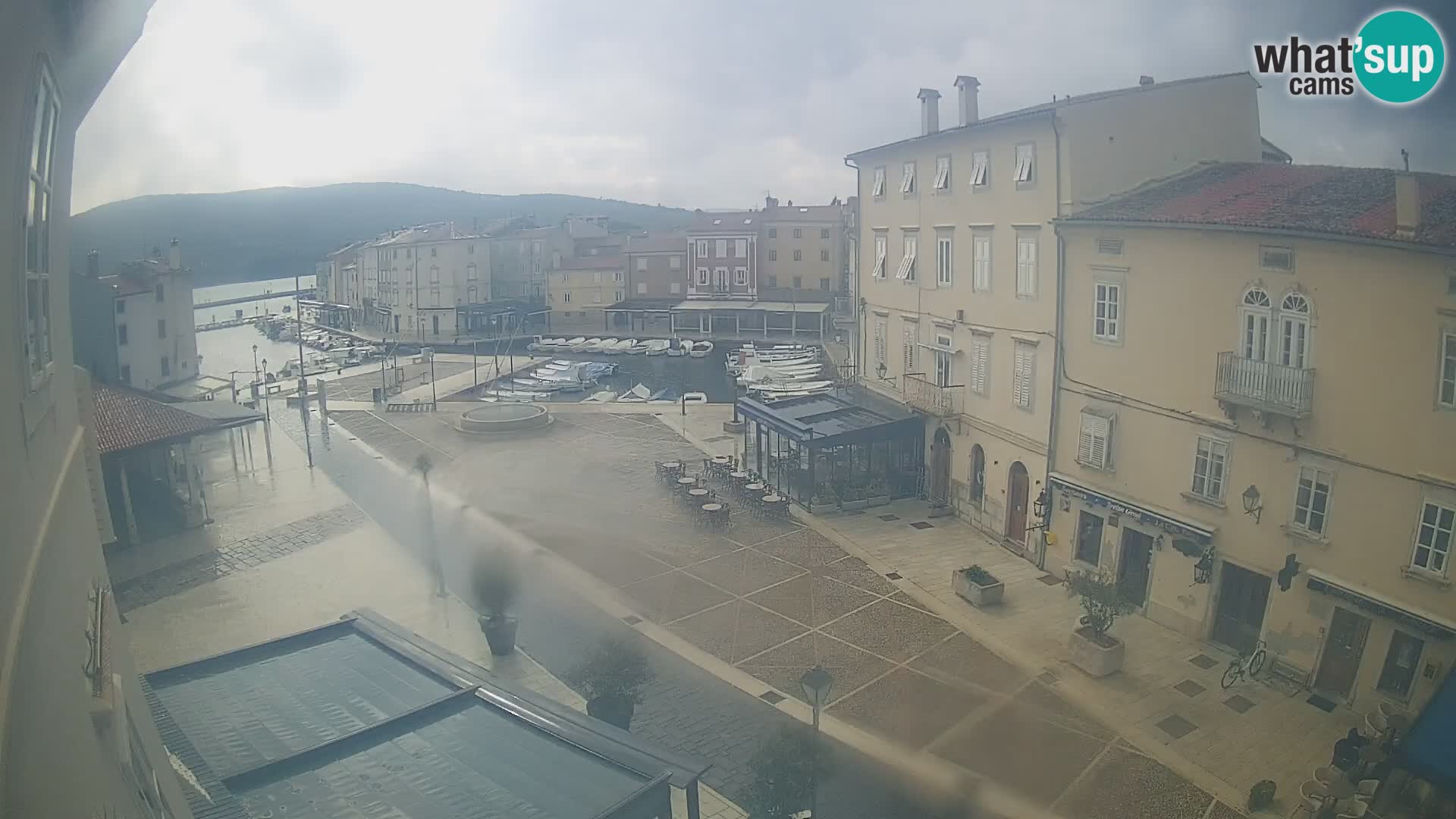 Kamera v ŽIVO Cres mesto – glavni trg in “mandrač” – otok Cres – Hrvaška