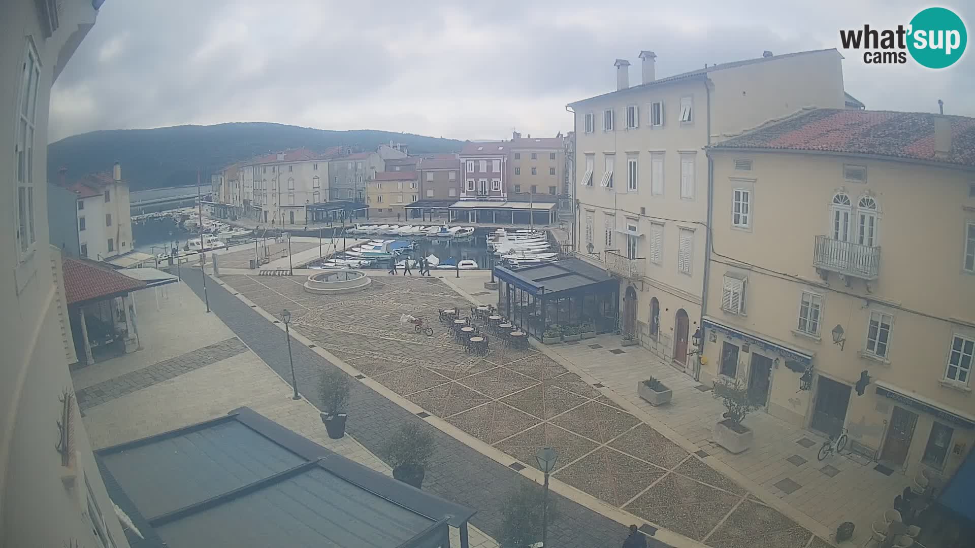 LIVE cam Cres city – place principale et “mandrač” – île de Cres – Croatie