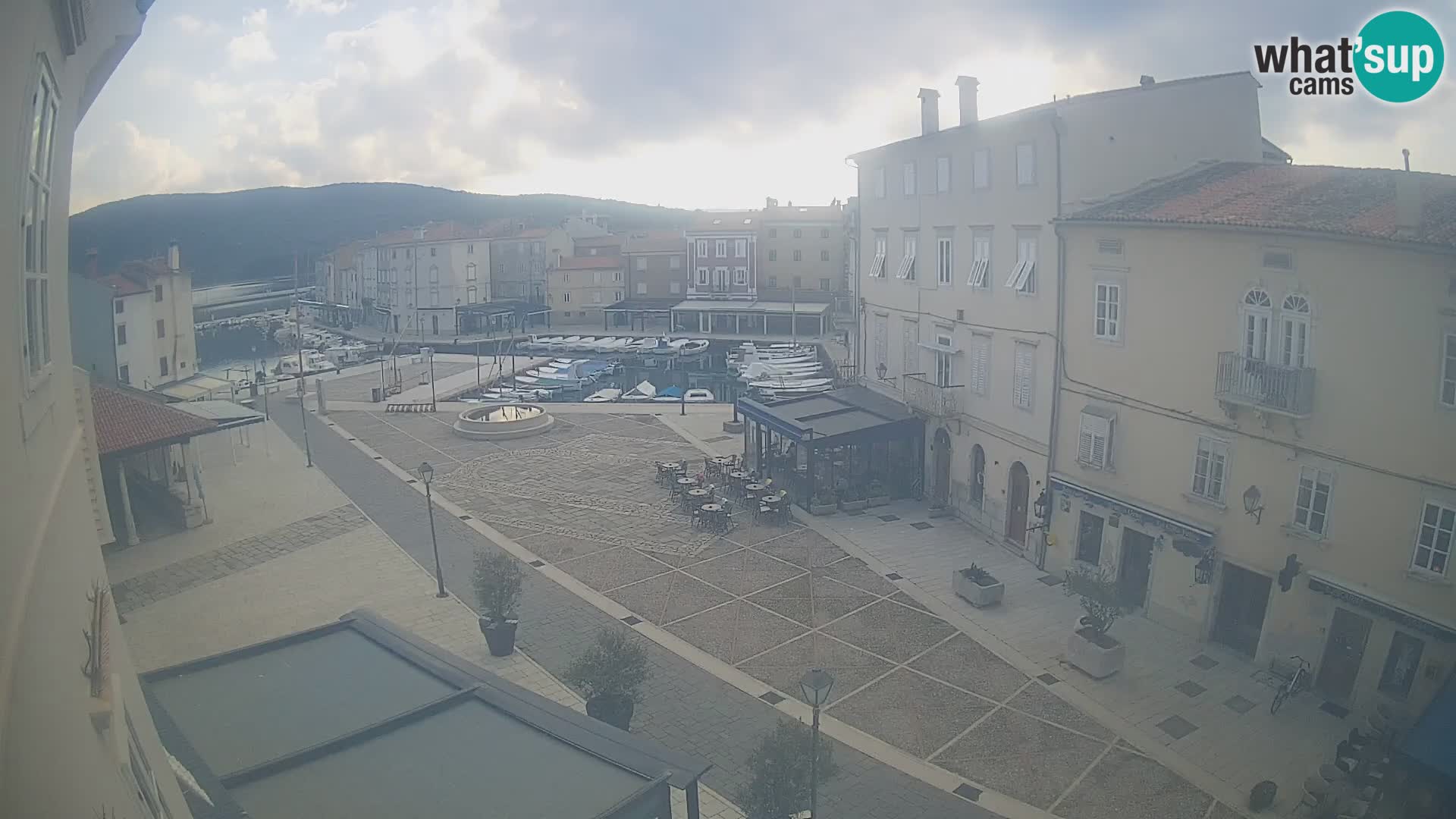 LIVE cam Cres città – piazza principale e “mandrač” – isola di Cherso – Croazia