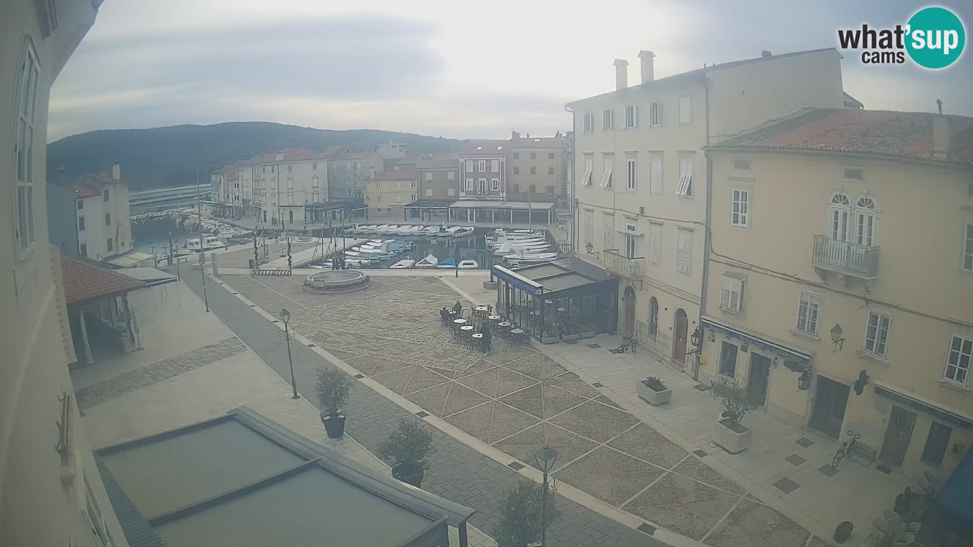 LIVE cam Cres city – place principale et “mandrač” – île de Cres – Croatie
