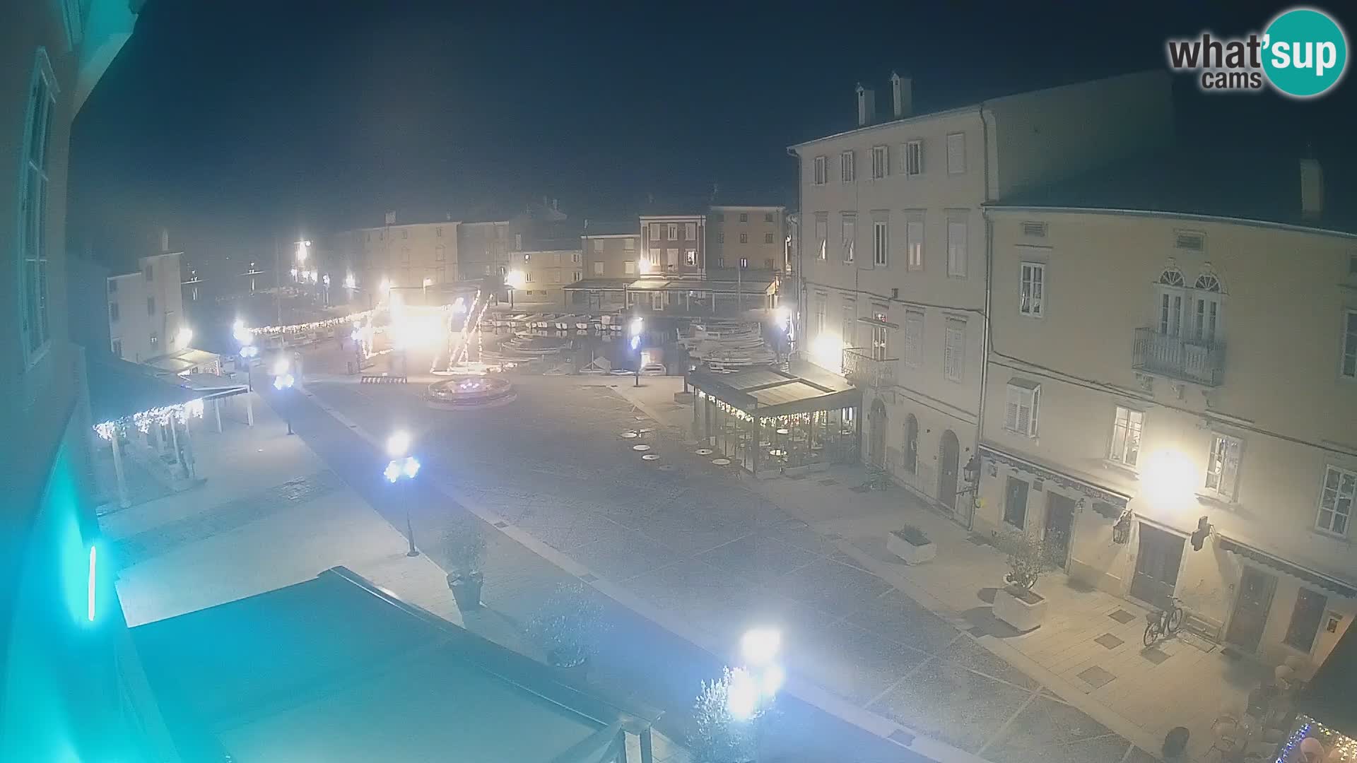 V ŽIVO spletna kamera Cres mesto – glavni trg in “mandrač” – otok Cres – Hrvaška