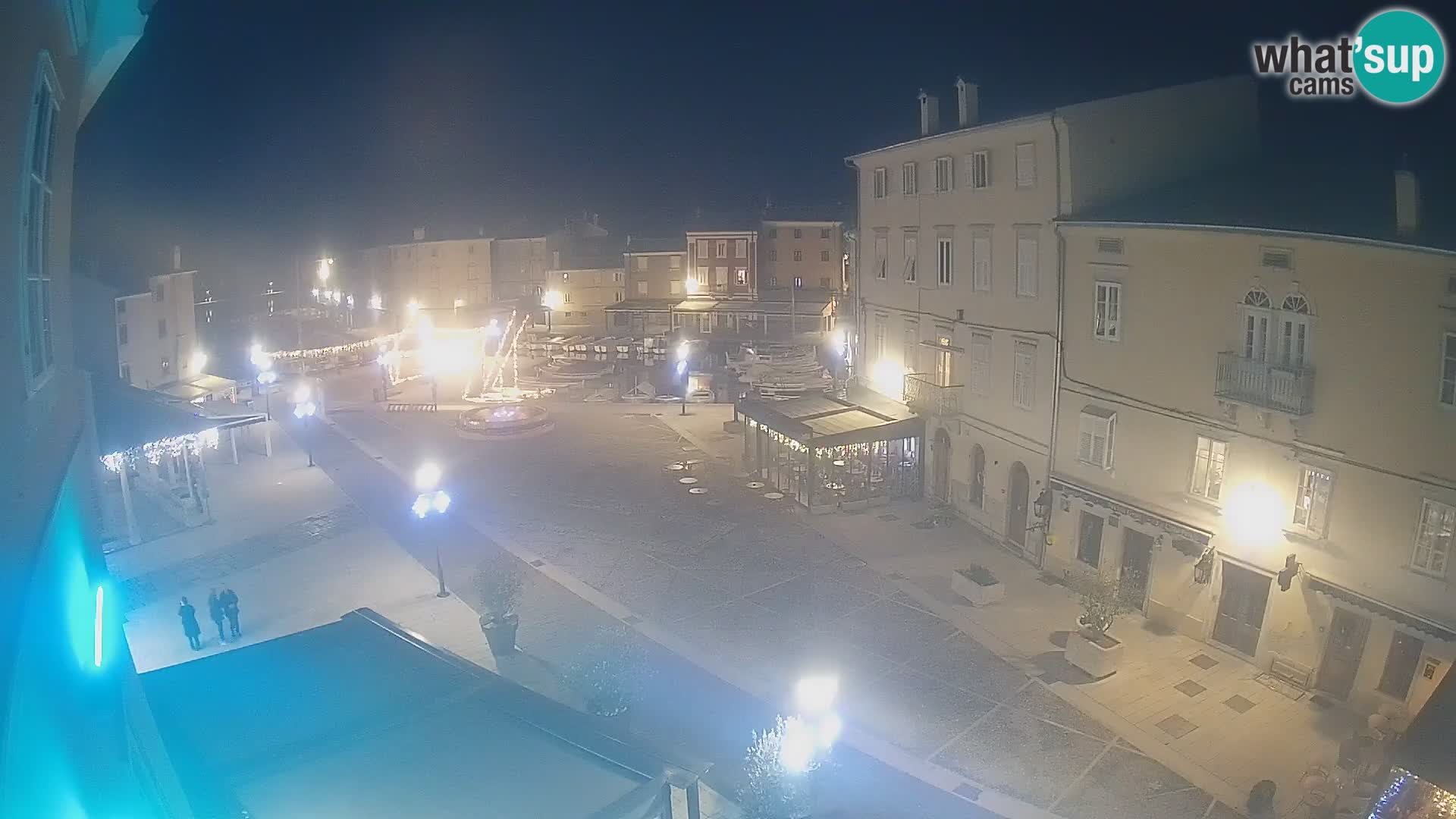 V ŽIVO spletna kamera Cres mesto – glavni trg in “mandrač” – otok Cres – Hrvaška