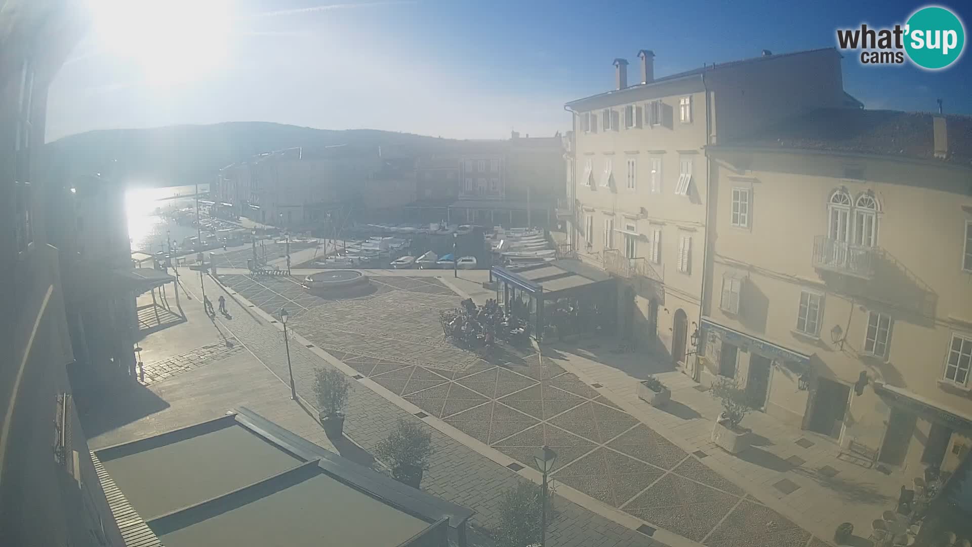 Web kamera Grad Cres – glavni trg i “mandrač” – otok Cres