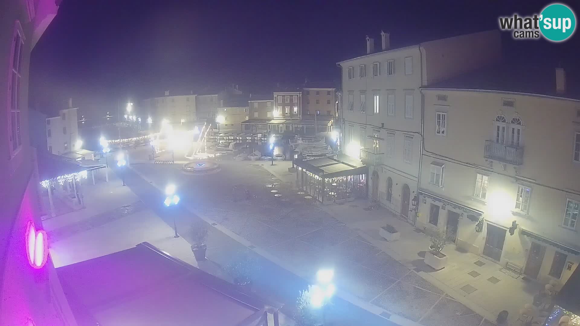 V ŽIVO spletna kamera Cres mesto – glavni trg in “mandrač” – otok Cres – Hrvaška