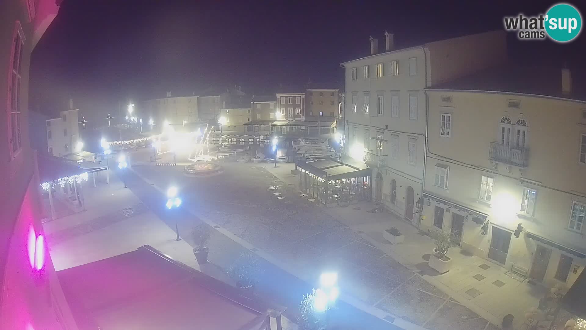 Web kamera Grad Cres – glavni trg i “mandrač” – otok Cres