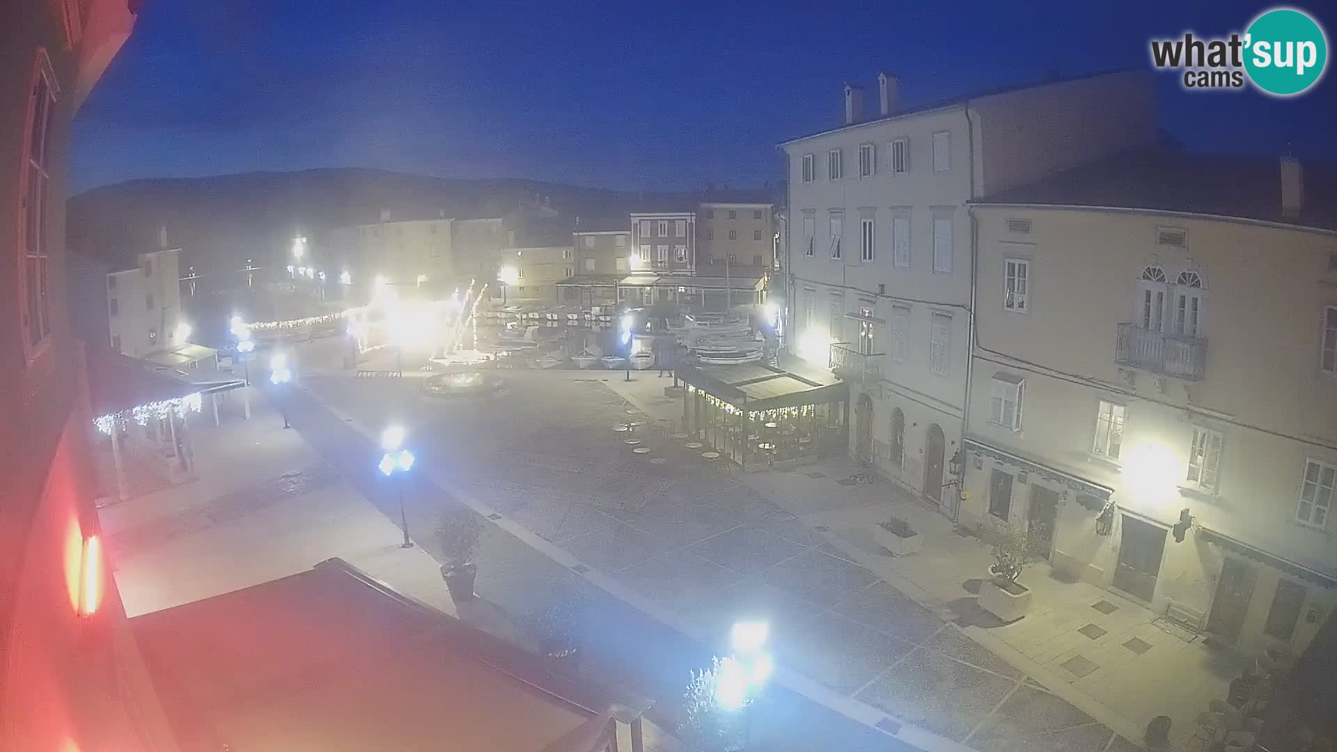 Web kamera Grad Cres – glavni trg i “mandrač” – otok Cres