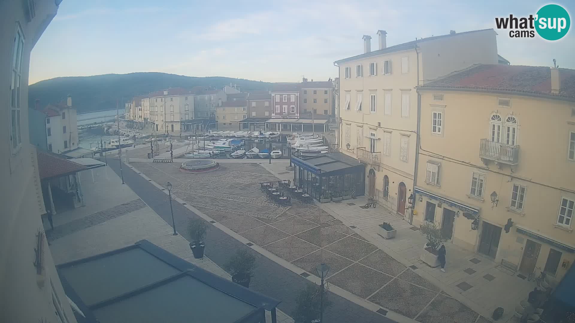 V ŽIVO spletna kamera Cres mesto – glavni trg in “mandrač” – otok Cres – Hrvaška