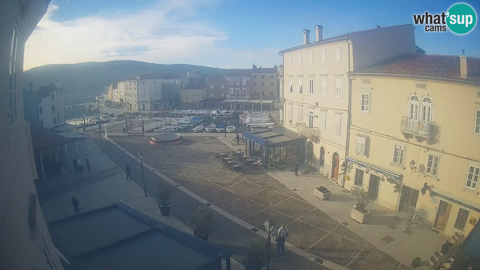 Cámara en vivo ciudad de Cres – plaza principal y “mandrač” – isla de Cres – Croacia