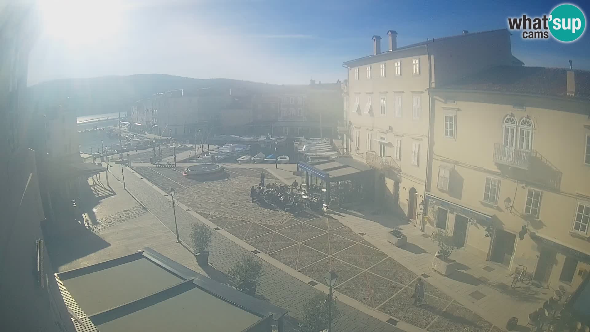 Web kamera Grad Cres – glavni trg i “mandrač” – otok Cres