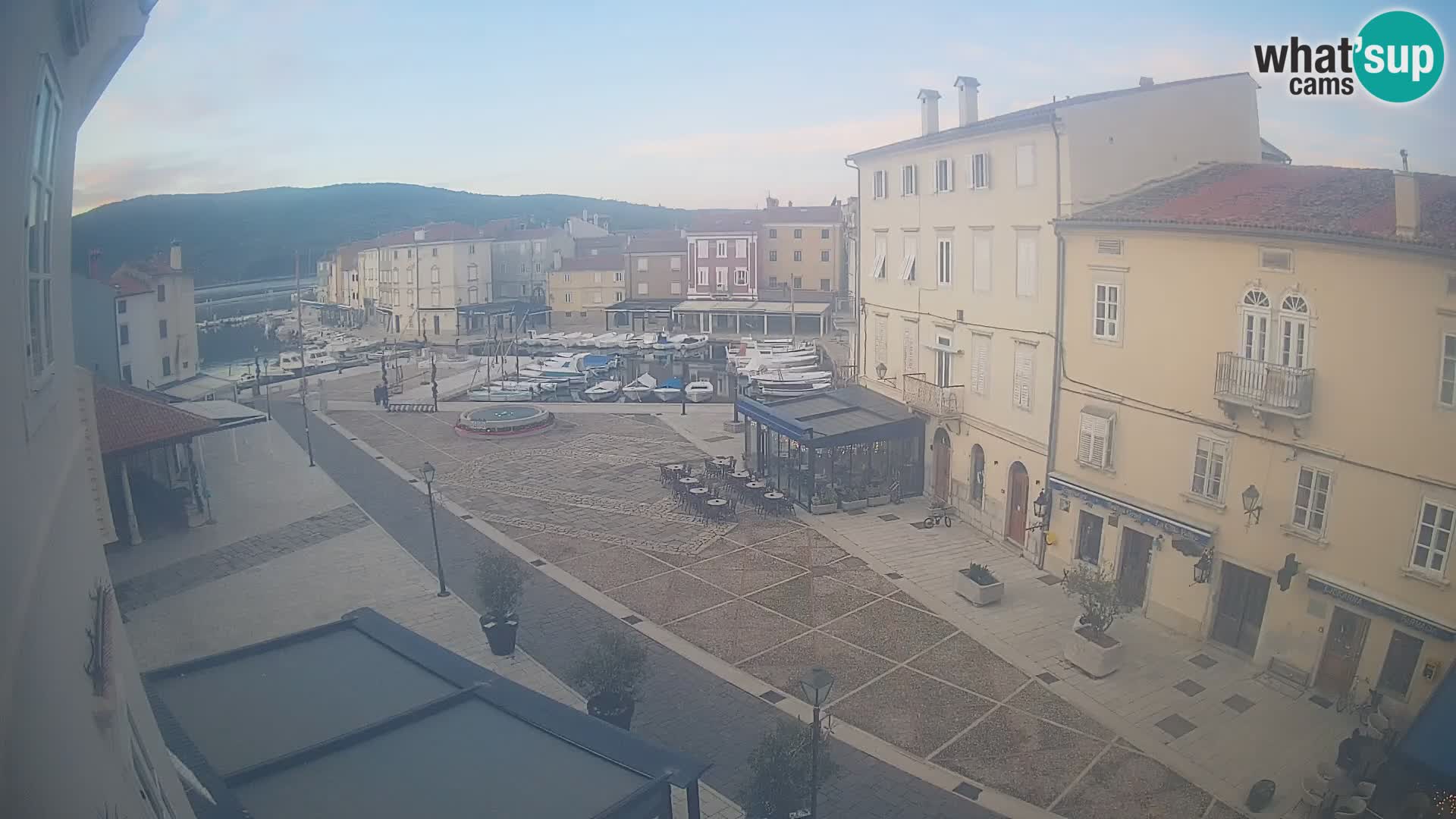 Cámara en vivo ciudad de Cres – plaza principal y “mandrač” – isla de Cres – Croacia