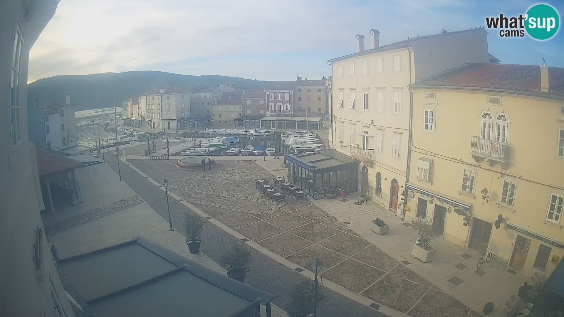 V ŽIVO spletna kamera Cres mesto – glavni trg in “mandrač” – otok Cres – Hrvaška