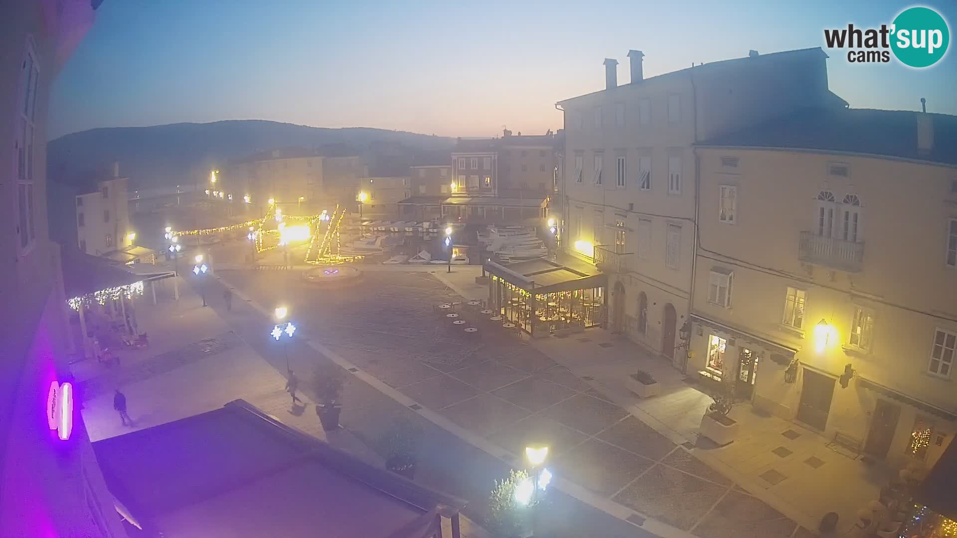 V ŽIVO spletna kamera Cres mesto – glavni trg in “mandrač” – otok Cres – Hrvaška