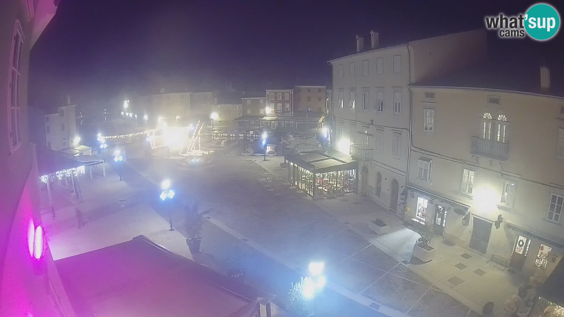 V ŽIVO spletna kamera Cres mesto – glavni trg in “mandrač” – otok Cres – Hrvaška