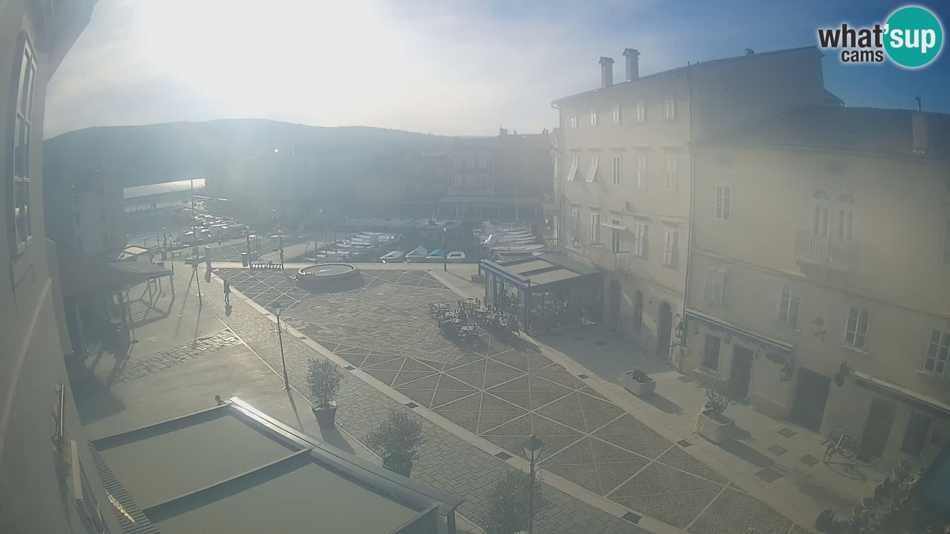 Web kamera Grad Cres – glavni trg i “mandrač” – otok Cres