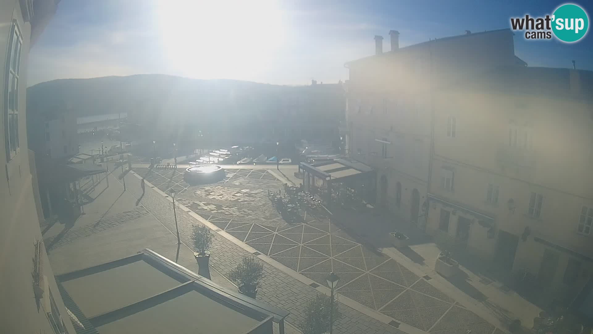 Kamera v ŽIVO Cres mesto – glavni trg in “mandrač” – otok Cres – Hrvaška