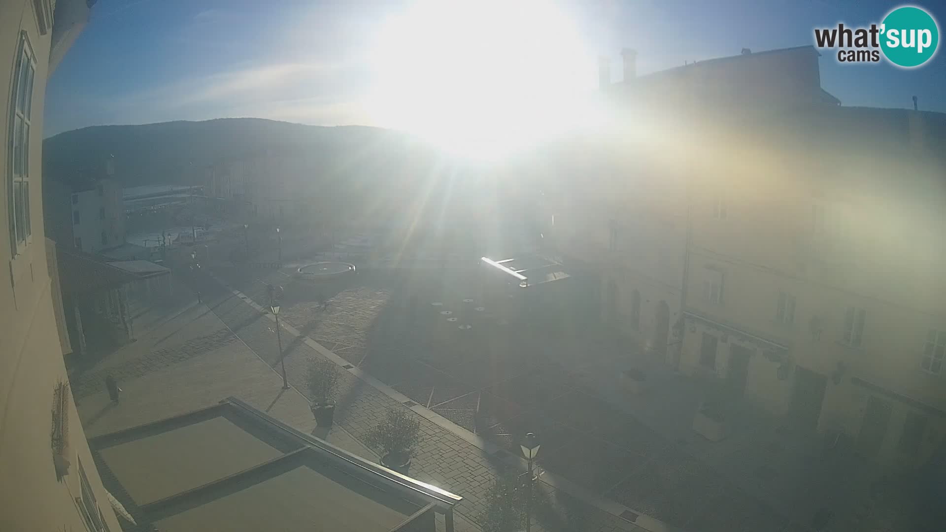 Cámara en vivo ciudad de Cres – plaza principal y “mandrač” – isla de Cres – Croacia