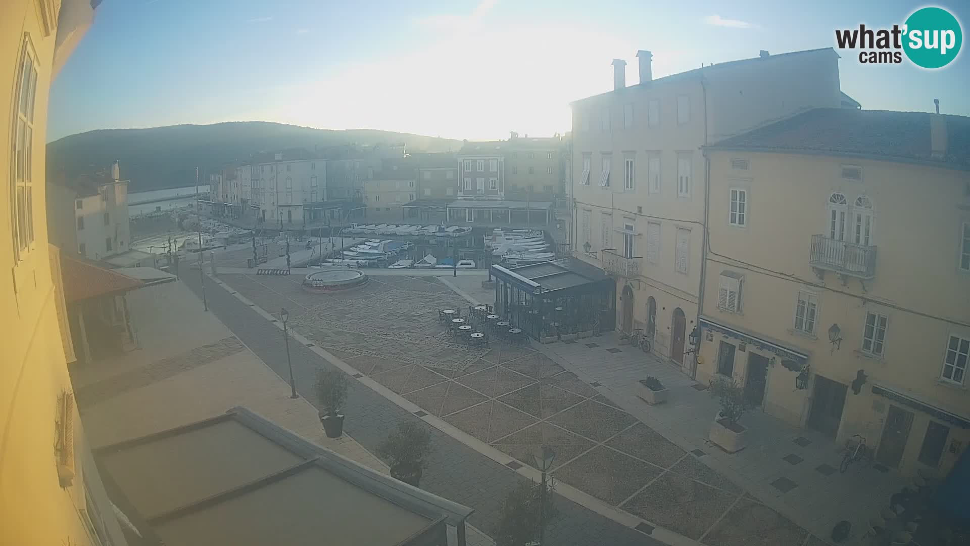 LIVE cam Cres city – place principale et “mandrač” – île de Cres – Croatie