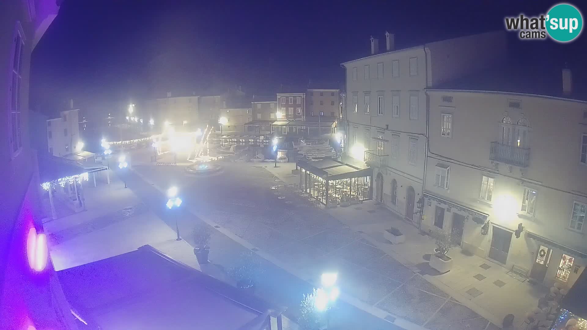 V ŽIVO spletna kamera Cres mesto – glavni trg in “mandrač” – otok Cres – Hrvaška