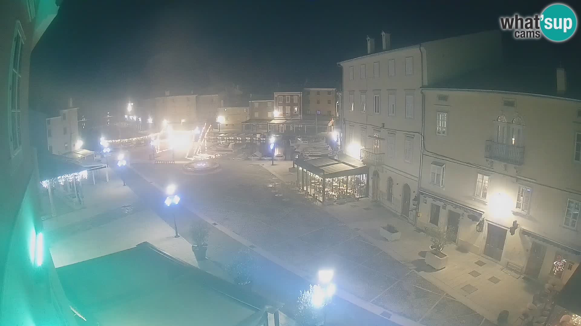 V ŽIVO spletna kamera Cres mesto – glavni trg in “mandrač” – otok Cres – Hrvaška