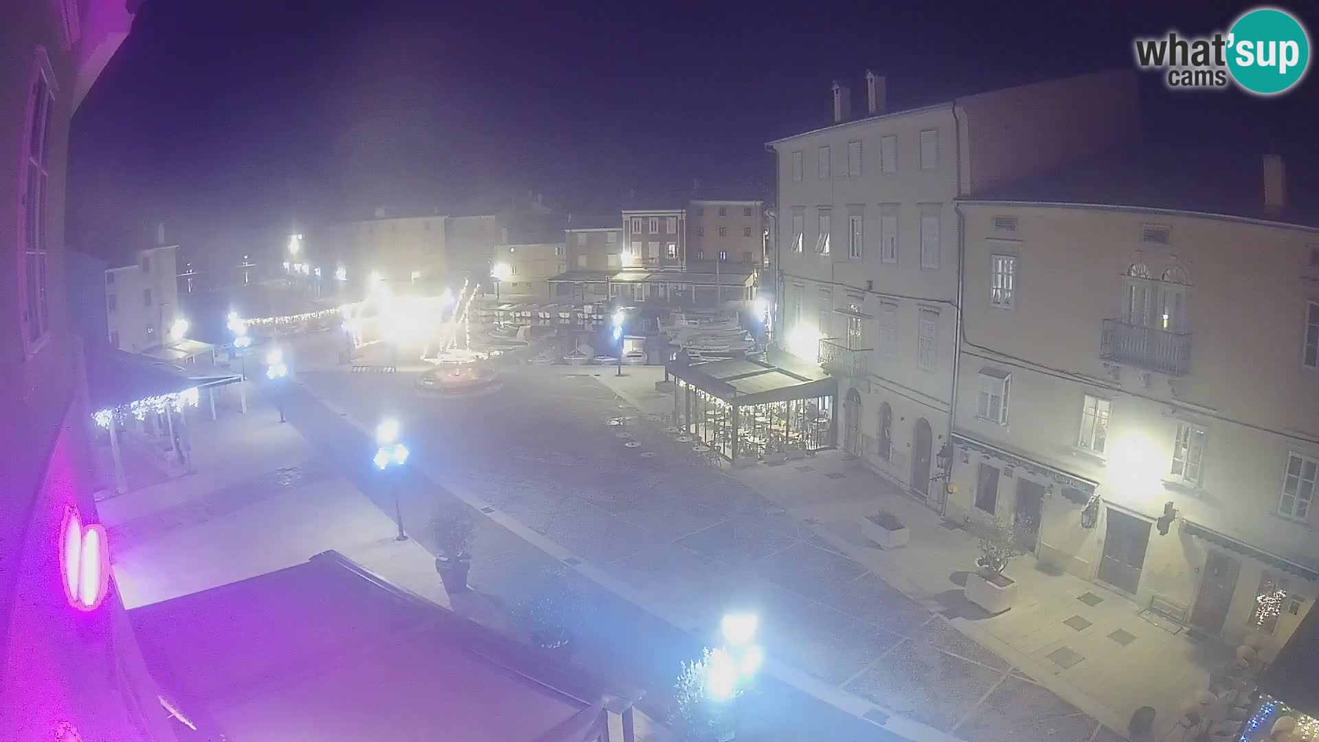 Web kamera Grad Cres – glavni trg i “mandrač” – otok Cres