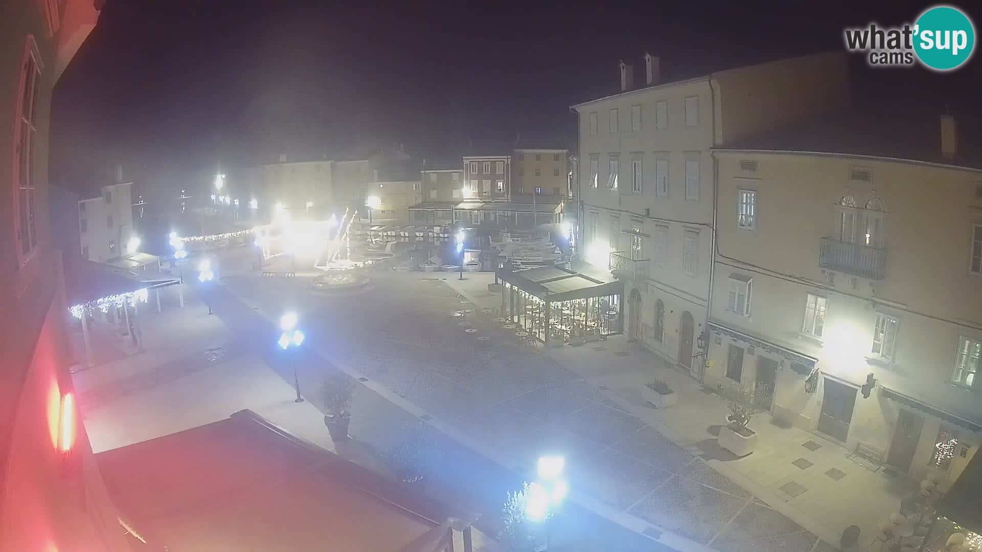 Web kamera Grad Cres – glavni trg i “mandrač” – otok Cres