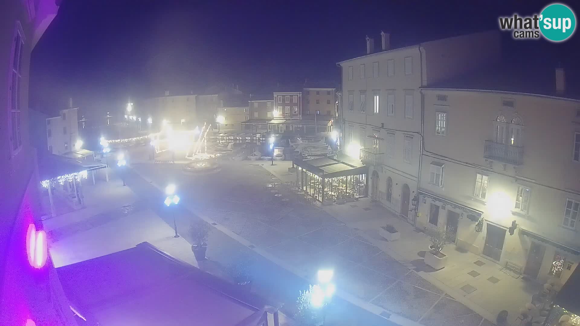 V ŽIVO spletna kamera Cres mesto – glavni trg in “mandrač” – otok Cres – Hrvaška