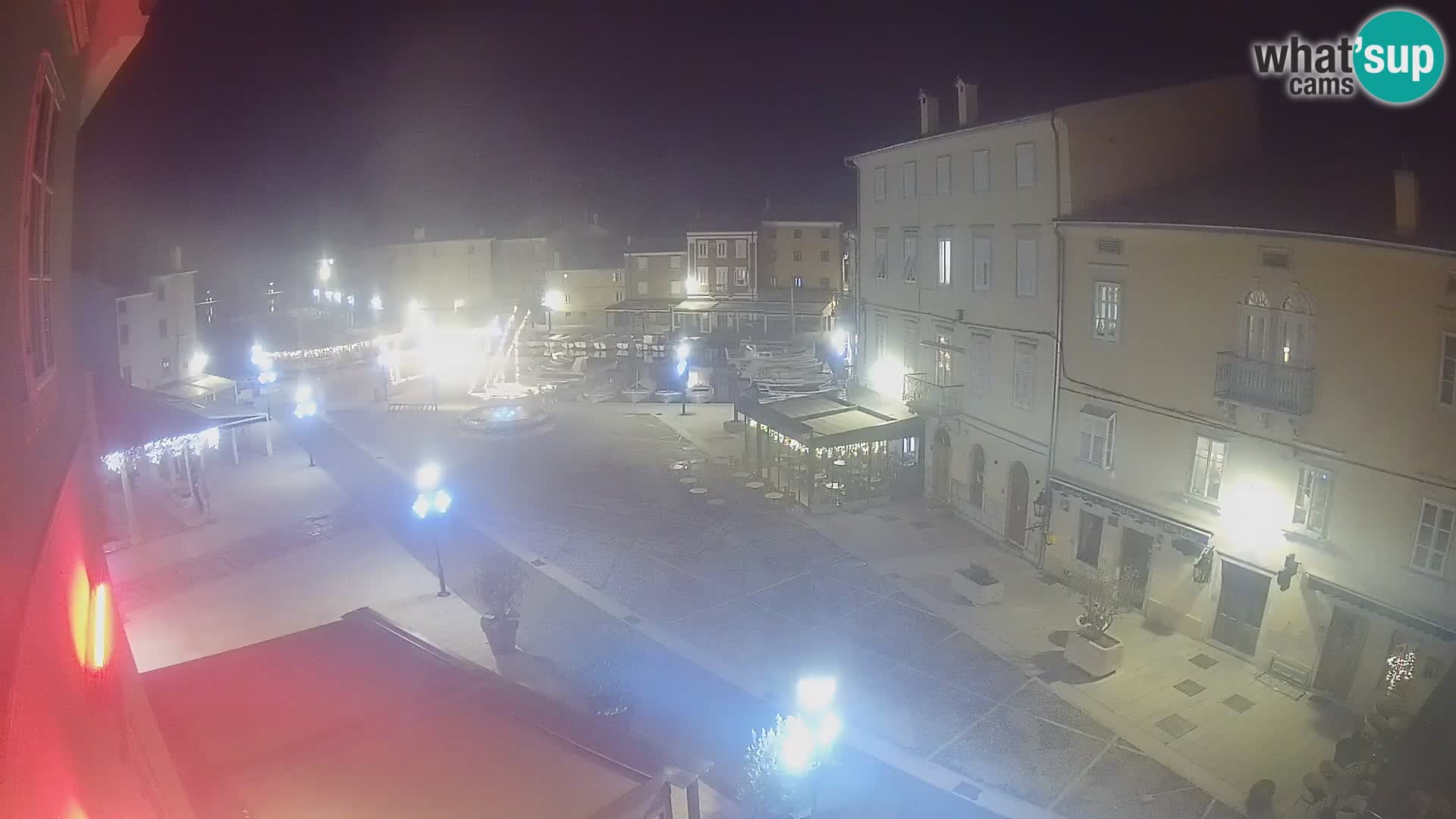 Web kamera Grad Cres – glavni trg i “mandrač” – otok Cres