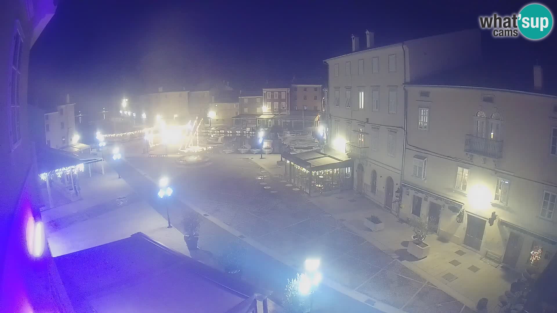 Web kamera Grad Cres – glavni trg i “mandrač” – otok Cres