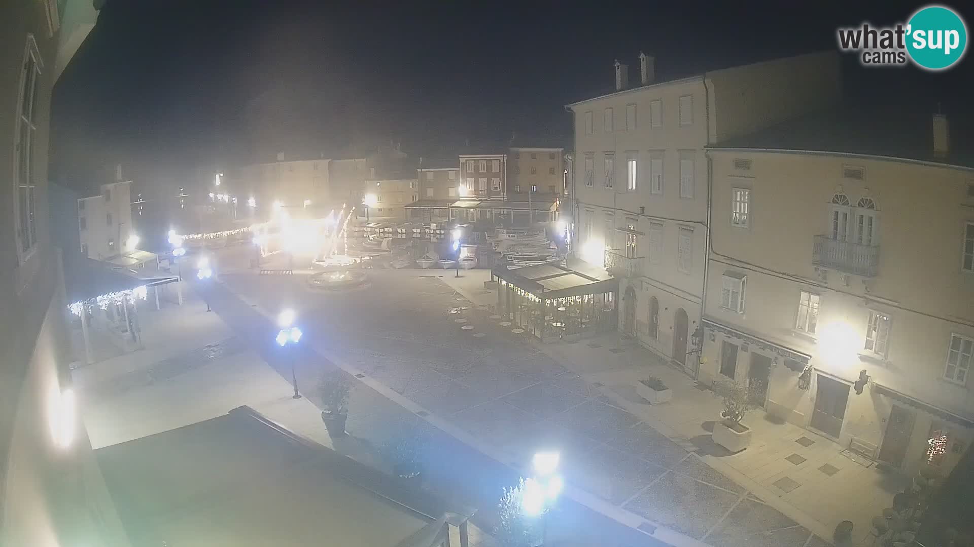 Web kamera Grad Cres – glavni trg i “mandrač” – otok Cres