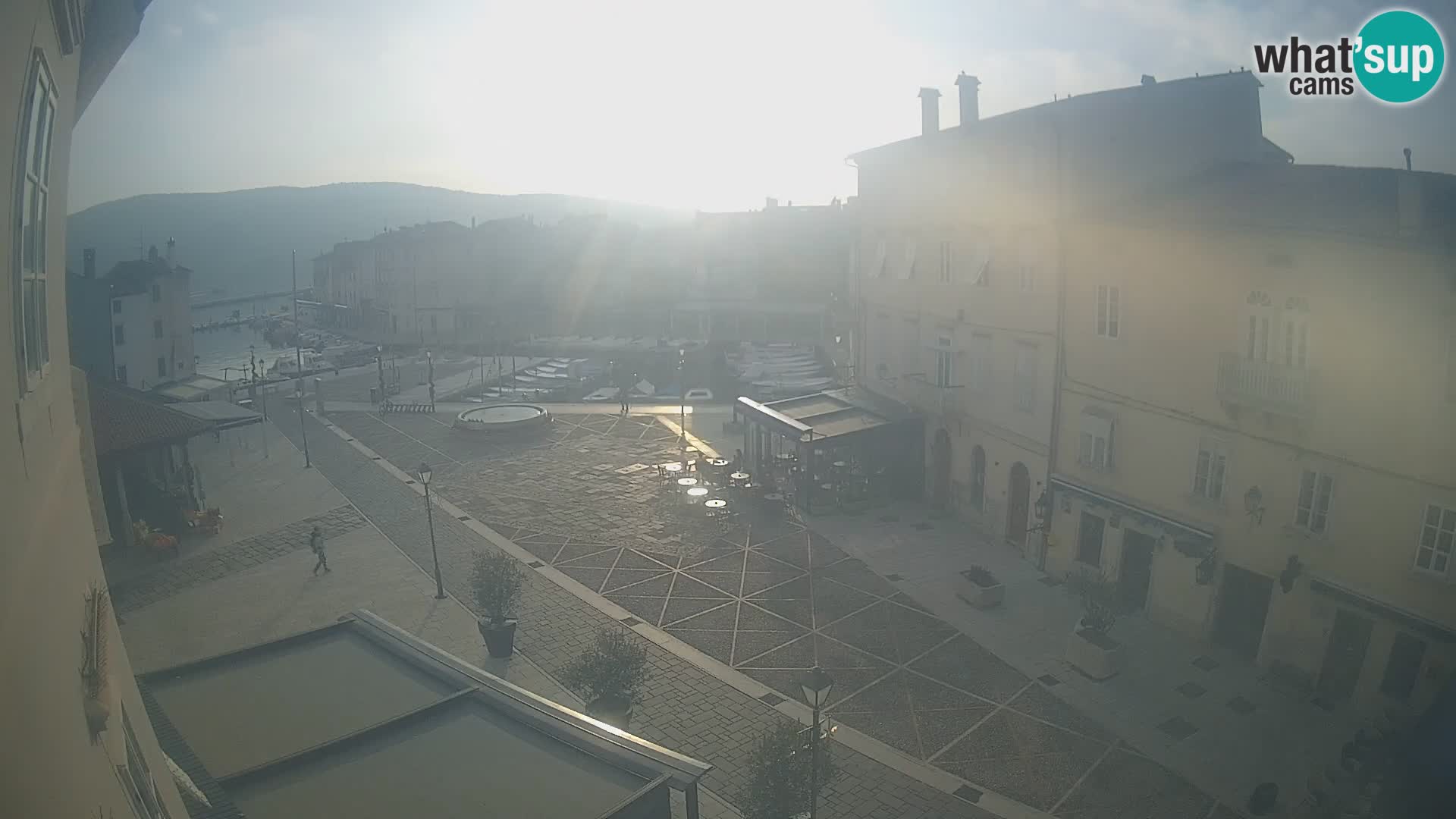 V ŽIVO spletna kamera Cres mesto – glavni trg in “mandrač” – otok Cres – Hrvaška