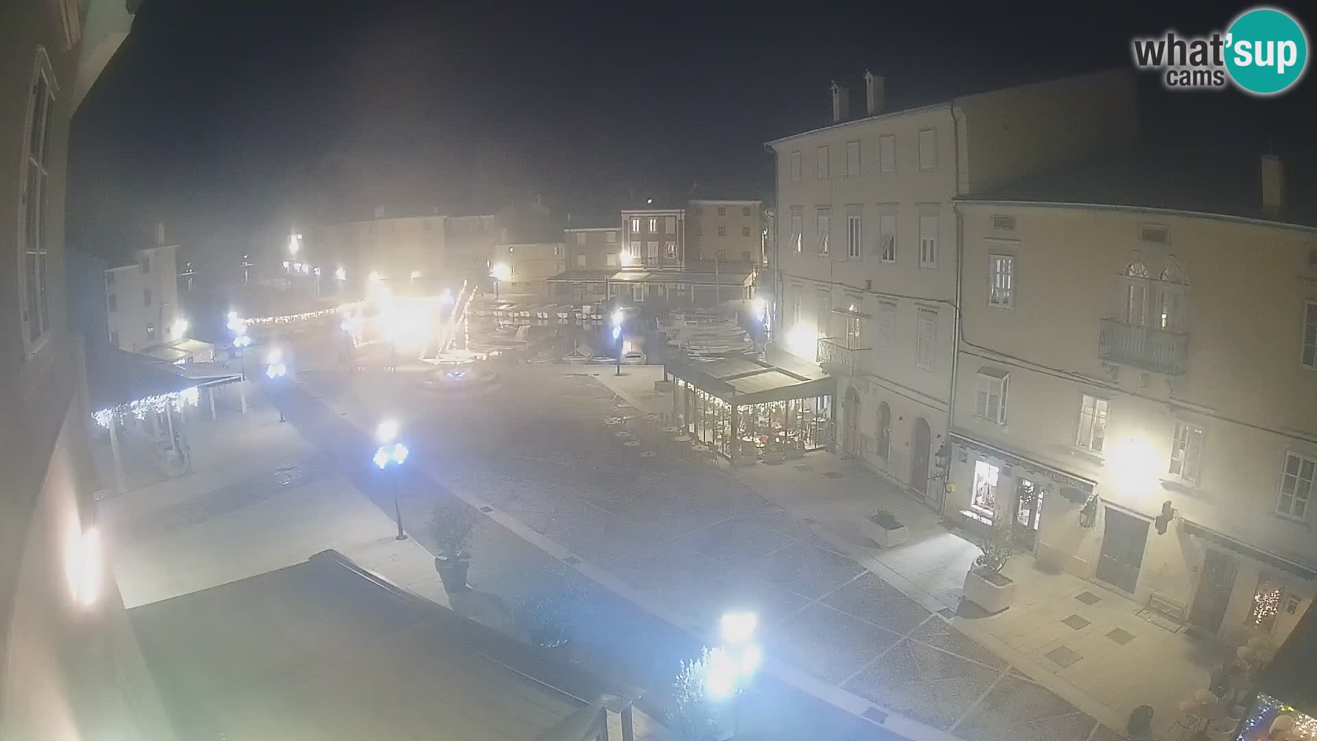 V ŽIVO spletna kamera Cres mesto – glavni trg in “mandrač” – otok Cres – Hrvaška