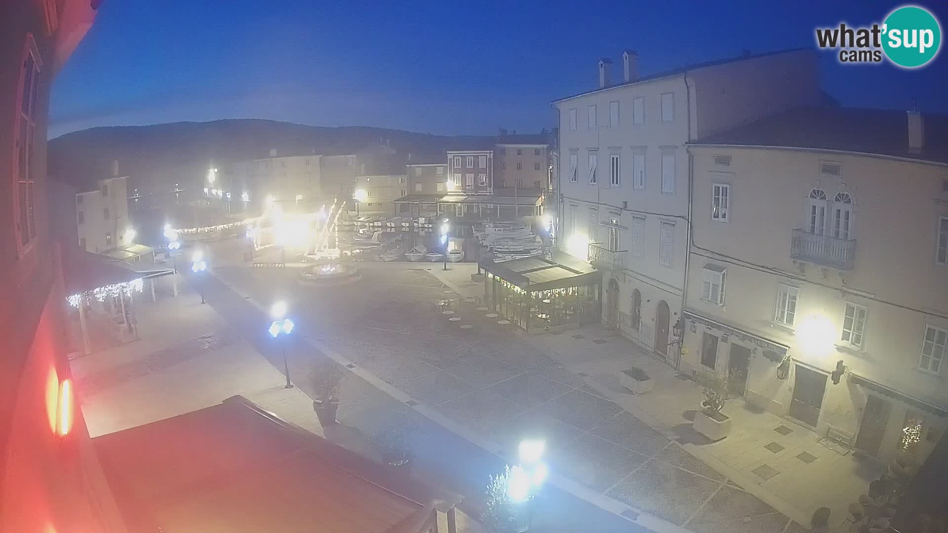 V ŽIVO spletna kamera Cres mesto – glavni trg in “mandrač” – otok Cres – Hrvaška