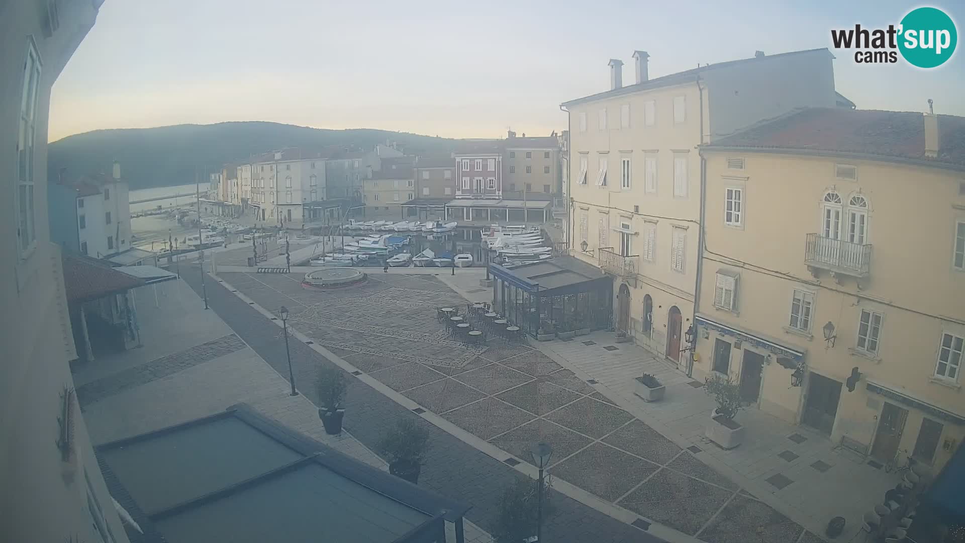 Web kamera Grad Cres – glavni trg i “mandrač” – otok Cres