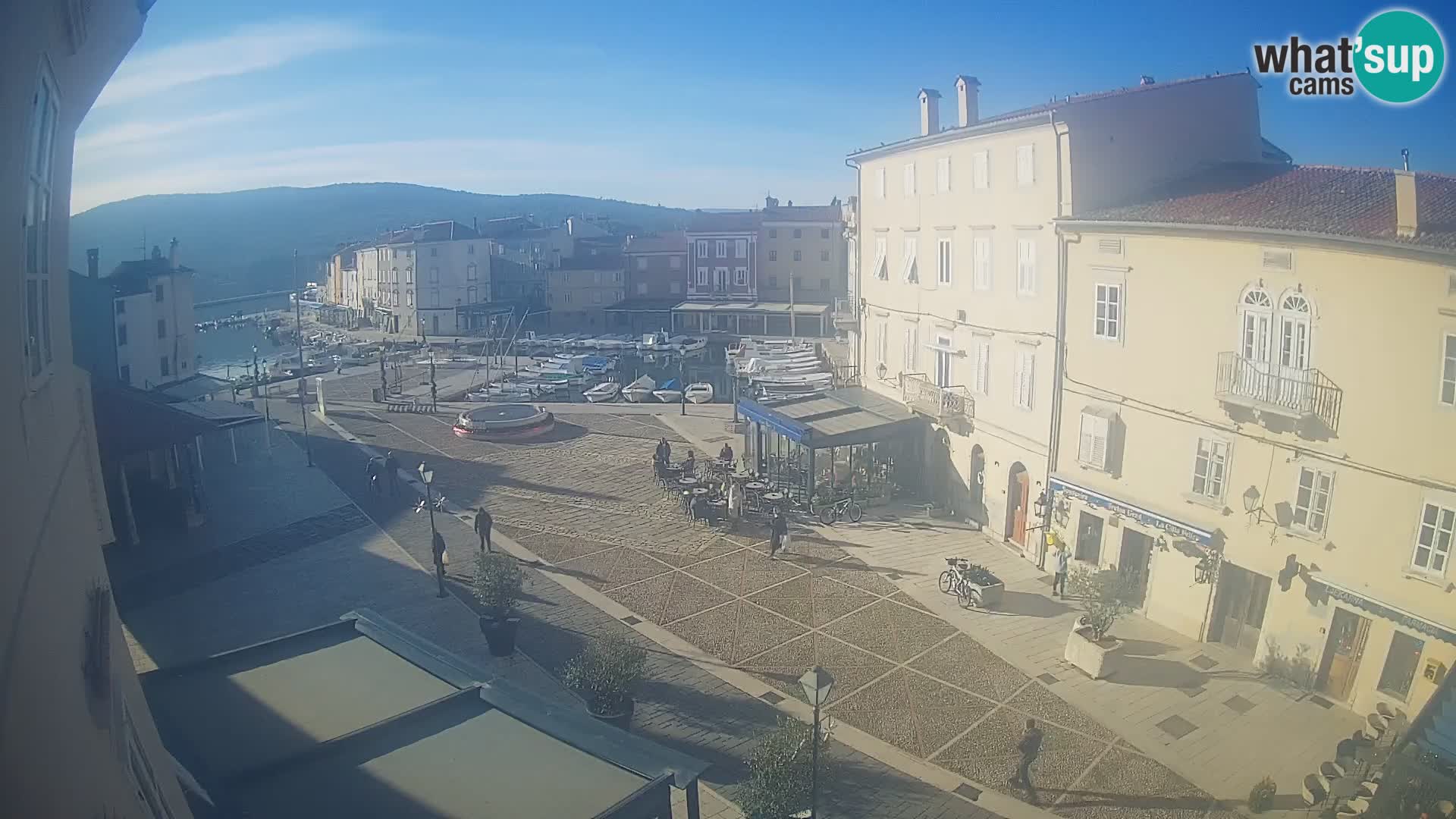 Cámara en vivo ciudad de Cres – plaza principal y “mandrač” – isla de Cres – Croacia